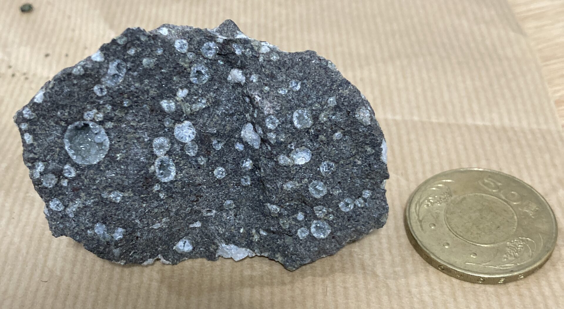 玄武岩中のレビ沸石 | まめけびのごきげん数学・物理